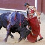 El diestro Curro Díaz da un pase a su tercero
