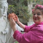 Heather Wise posa orgullosa con su obra