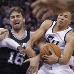 Pau disputa un balón con Dante Exum durante el partido celebrado anoche