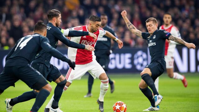 Hakim Ziyech del Ajax disputa un balón con Sergio Ramos y Toni Kroos del Real Madrid / Efe