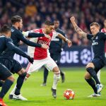 Hakim Ziyech del Ajax disputa un balón con Sergio Ramos y Toni Kroos del Real Madrid / Efe