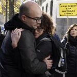 El concejal de la CUP Joan Coma, es abrazado por su mujer a su salida hoy de la Audiencia Naciona