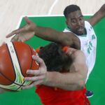 Pau Gasol de España ante Ikechukwu Diogu