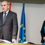 El procurador del común, Tomás Quintana, jura su cargo ante la presidenta de las Cortes, Silvia Clemente