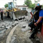 Un leal a Ortega, armado con un fusil, hace guardia en una barricada antes de enfrentarse en la ciudad indígena de Monimbó a los rebeldes que piden la salida del presidente