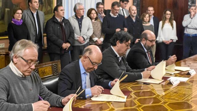 El ministro de Hacienda, Cristóbal Montoro, selló ayer un acuerdo con los sindicatos que calificó de «histórico»