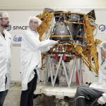 Los fundadores de la empresa SpaceIL, Kfir Damari, Yonathan Winetrabu y Yariv Bash, de izda a dcha, colocando una cápsula del tiempo dentro de la nave Bereshit / Efe