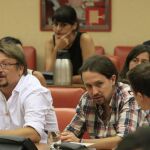 El secretario general de Podemos, Pablo Iglesias, junto al portavoz de En Comú Podem (ECP), Xavier Domènech