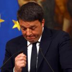 Matteo Renzi durante la comparecencia esta noche en la que anunciado su dimisión