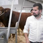 El secretario regional del PSOE, Luis Tudanca, recorre las instalaciones de la Feria Agropecuaria de Salamanca en compañía de las procuradoras socialistas Ana Sánchez y Ana Muñoz de la Peña