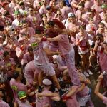 Un grupo de jóvenes celebra el chupinazo