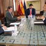 El presidente murciano, Fernando López Miras, ayer con los representantes de Cruz Roja en la Región