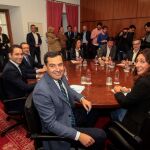 Juanma Moreno y Juan Marín, que se reunió con Adelante en Jerez, continúan con los acercamientos de cara a la investidura / Fotos: Manuel Olmedo y La Razón