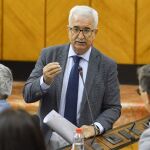 El vicepresidente de la Junta, Manuel Jiménez Barrios, en el Parlamento andaluz