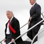 Donald Trump baja de su avión a su llegada a Indianápolis, ayer