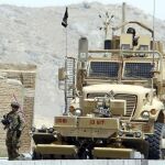 Soldados de la OTAN permanecen en el lugar donde un insurgente suicida atacó un convoy de las tropas de la Alianza.