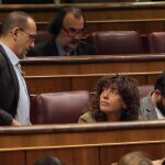 El portavoz del PdeCat, Carles Campuzano (i), conversa con los diputados de ERC, Teresa Jordá (c) y Gabriel Rufián (d), durante la sesión de control al Gobierno celebrada hoy en el Congreso