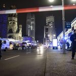 Tres policías hacen guardia cerca de la iglesia Kaiser Wilhelm