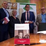 El presidente de la Fundación Manuel Alcántara, Antonio Pedraza; la hija del autor, Lola Alcántara; el director de la Fundación Unicaja, Antonio Pedraza, y el profesor de la Universidad de Málaga y responsable de la edición del libro, Francisco Ruiz / Foto: Efe