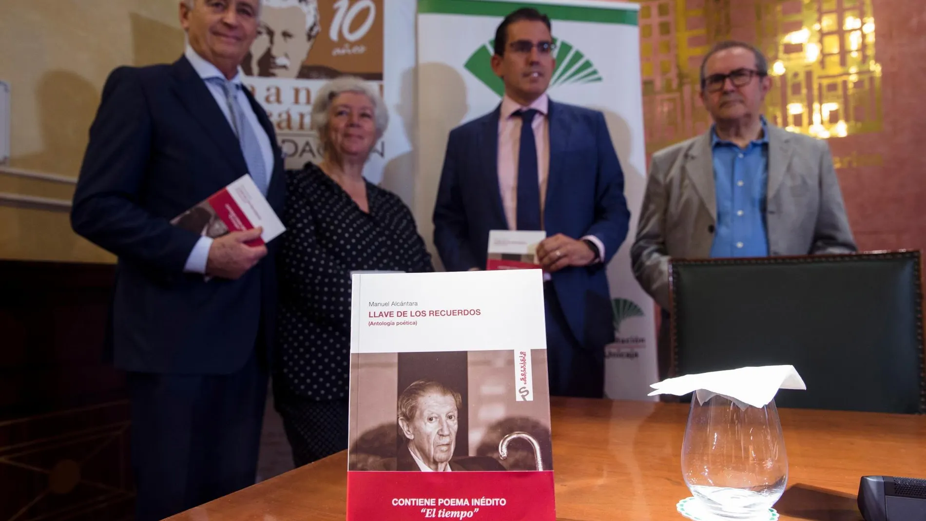 El presidente de la Fundación Manuel Alcántara, Antonio Pedraza; la hija del autor, Lola Alcántara; el director de la Fundación Unicaja, Antonio Pedraza, y el profesor de la Universidad de Málaga y responsable de la edición del libro, Francisco Ruiz / Foto: Efe