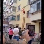 Instante en el que la amante se queda atrapada entre los cables eléctricos en China