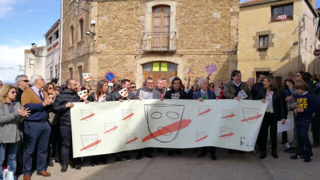 Boadella encabeza una manifestación en el pueblo de Gerona donde tiene su residencia