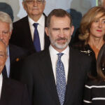 Felipe VI (c), el presidente de Portugal Marcelo Rebelo de Sousa (i), la Reina Letizia (d), y el expresidente del gobierno Felipe González (2i), en el Congreso Mundial de Derecho.
