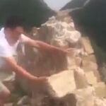 Momento en el que retira uno de los bloques de piedra con las manos