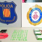 En la operación se decomisaron numerosas dosis de drogas y también otros utensilios.