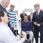 Ángel Garrido se interesa por las claves de la terapia, «que abre una puerta a la esperanza»