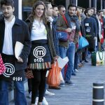 La pareja de aspirantes Rolando y Ana Rosa, seguidos del resto de candidatos a las puertas de la primera prueba
