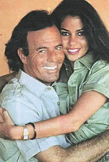 Julio Iglesias, con Vaitiare, que lleva el Cartier modelo Tank