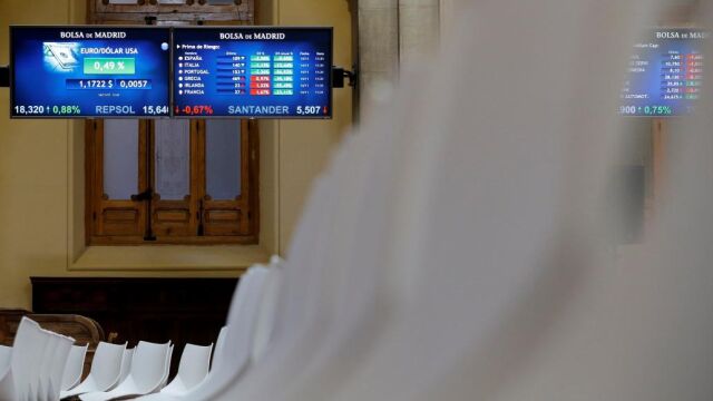 Vista de un panel de la Bolsa de madrid que muestra la evolución de la prima de riesgo