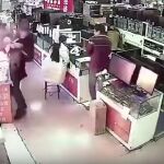 Momento en el que un joven muerde el teléfono y le explota en el rostro