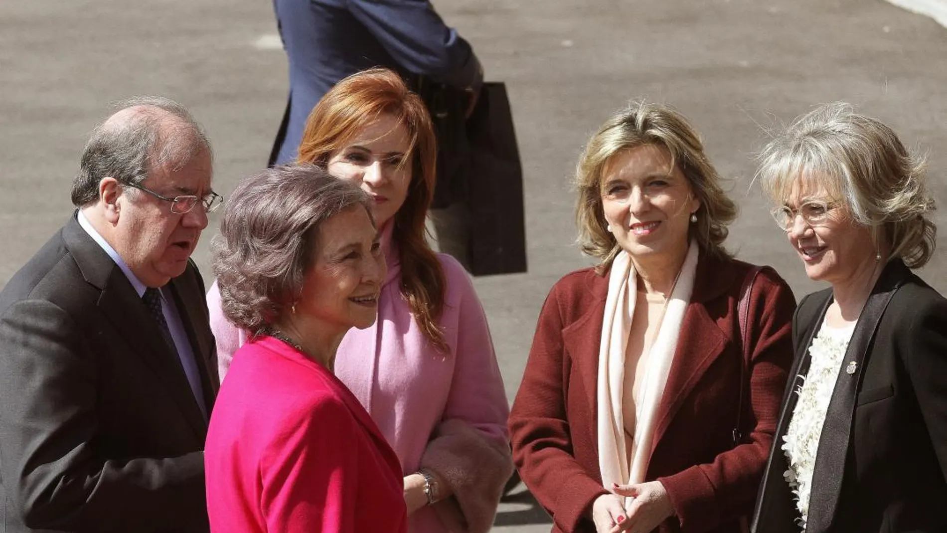 El presidente Juan Vicente Herrera, Silvia Clemente, María José Salgueiro y María José Ortega reciben a la Reina Sofía, antes de inaugurar la exposición “Mons Dei” de Las Edades del Hombre / Brágimo/Ical