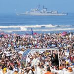 Francisco llega a la playa de Huanchaco (Trujillo) a bordo del papamóvil