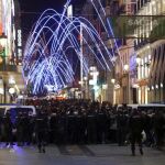 La policía cerca a los viandantes que quieren acceder a la puerta del Sol