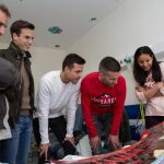 Los jugadores y el entrenador del Numancia conversan con uno de los menores hospitalizados