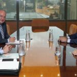 Iñigo Urkullu (i), junto al presidente del PNV, Andoni Ortuzar (2i), durante la reunión con la delegación del PSE encabezada por su secretaria general, Idoia Mendia (d), y el secretario de Organización de esta formación, Miguel Ángel Morales.