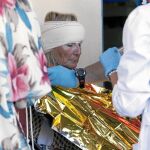 Una de las víctimas del accidente es atendida por los servicios médicos
