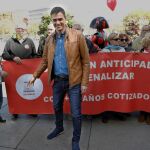 El secretario general del PSOE, Pedro Sánchez, durante su participación en la manifestación celebrada hoy en Madrid con motivo del Primero de Mayo. EFE/Chema Moya