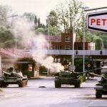 Tanques yugoslavos repeliendo un ataque esloveno en Rožna Dolina. (Foto: Peter Božič)