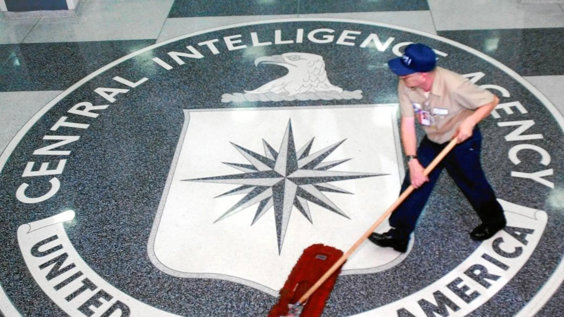 Un empleado de la limpieza trabaja en la sede de la CIA, en Langley (Virginia). La Agencia de Inteligencia perdió su red de informantes en China en apenas tres años