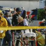 Una mujer recibe asistencia tras la toma de rehenes en un supermercado de Los Angeles / Foto: Ap