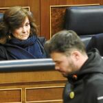 La vicepresidenta Carmen Calvo observa desde su escaño al diputado de ERC Gabriel Rufián