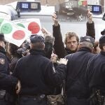 Un cordón policial intenta contener al grupo de personas que ha protestado hoy con un escrache ante el domicilio de la diputada del PP Beatriz Rodríguez Salmones.