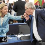 El presidente de la Comisión Europea, Jean-Claude Juncker, besa la mano de la jefa de la diplomacia europea, Federica Mogherini