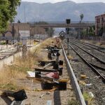 Estado en el que quedaron las vías del tren en el tramo del paso a nivel de Santiago el Mayor tras los disturbios