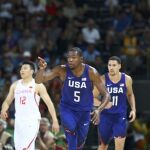 Kevin Durant durante el partido junto a Li Gen de China y el norteamericano Klay Thompson