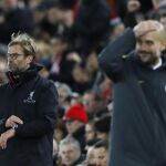 El entrenador del Liverpool, Juergen Klopp (izquierda) y el del Manchester City, Pep Guardiola (dereccha) , durante el encuentro